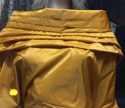 Abito giallo ocra