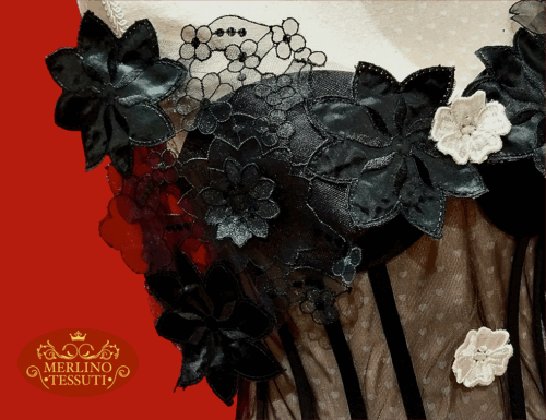 abito nero di tessuto con intagli e macrame - immagine 9