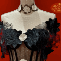 abito nero di tessuto con intagli e macrame
