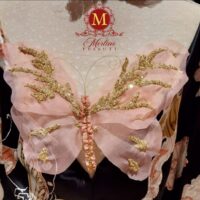 Farfalla rosa con ricami in oro