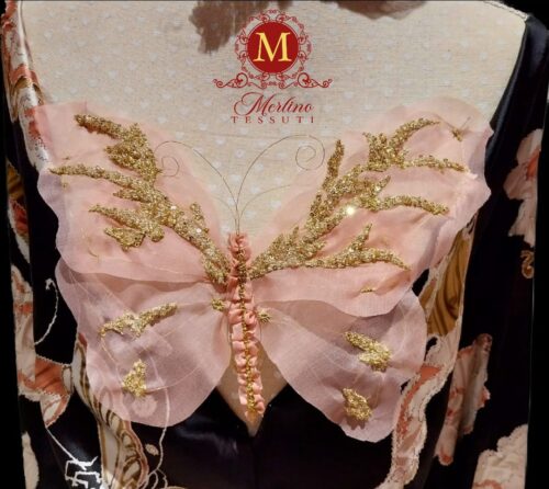 Farfalla rosa con ricami in oro